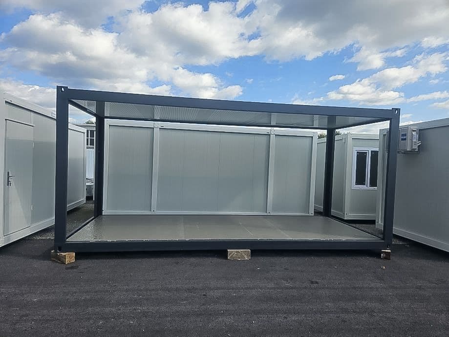 Kontejnerska konstrukcija sa podom i krovom